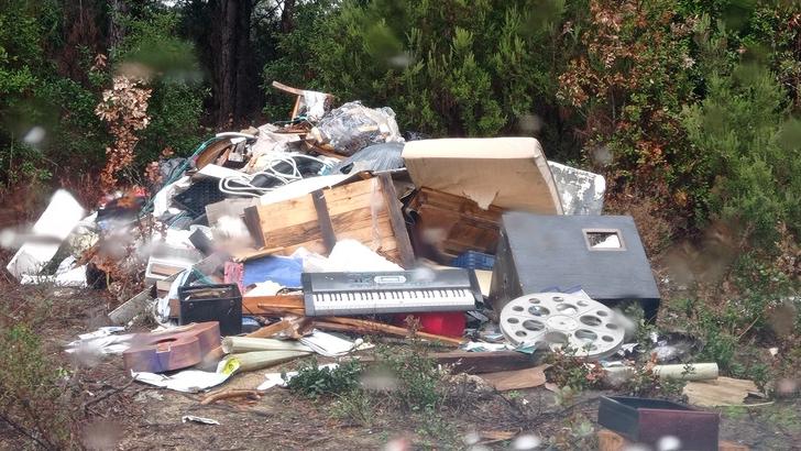 Vecchiano, abbandona rifiuti: scoperto e denunciato