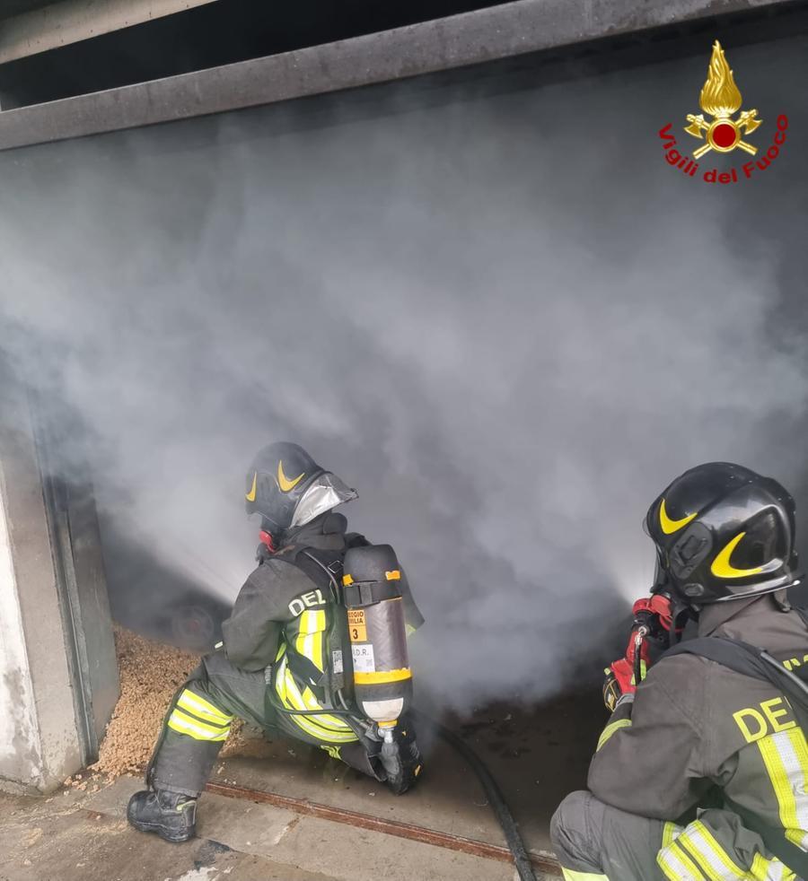 Allarme incendio a Coviolo, bruciano attrezzi da giardinaggio