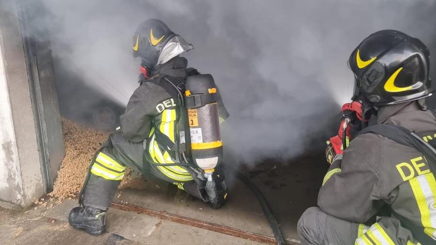 Allarme incendio a Coviolo, bruciano attrezzi da giardinaggio