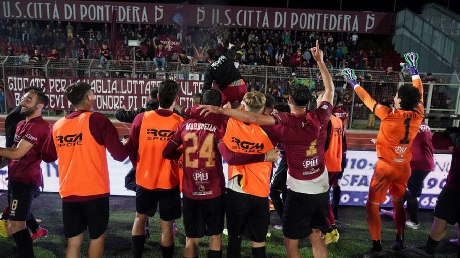 
	La festa dei giocatori del Pontedera con i tifosi sotto la gradinata nord dopo la vittoria col Rimini nella prima gara dei playoff (Foto di Franco Silvi)


