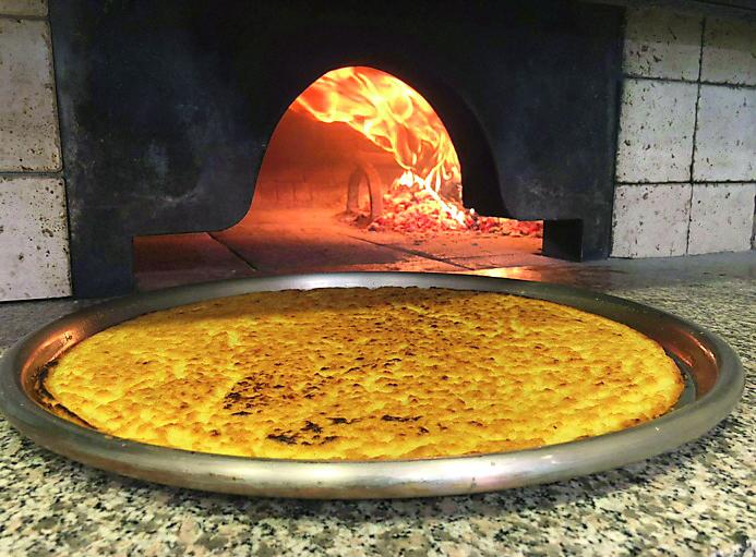 Pisa propone l’Igp sulla “cecìna” ma Livorno avverte: «Giù le mani dalla “torta”»