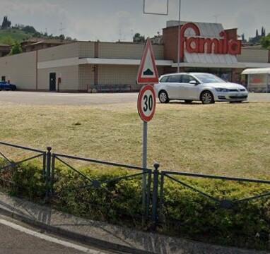 Fiorano Le rubano la borsa con le foto del figlio morto