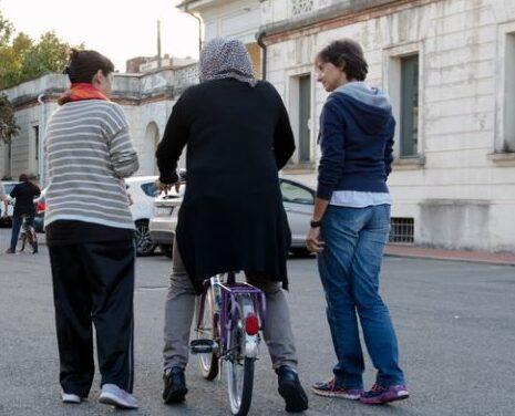 Castelfranco Lezioni di bicicletta alle donne straniere «Così possono essere più indipendenti» 