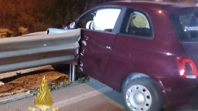 Sassari, con l’auto sfonda il guard rail in viale Porto Torres