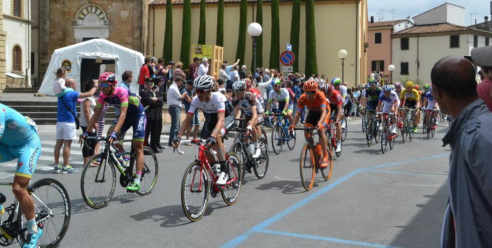 C’è il Giro, a Lucca chiudono le strade: rebus per le scuole superiori
