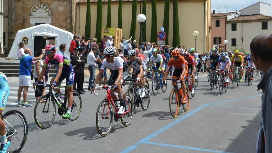 C’è il Giro, a Lucca chiudono le strade: rebus per le scuole superiori