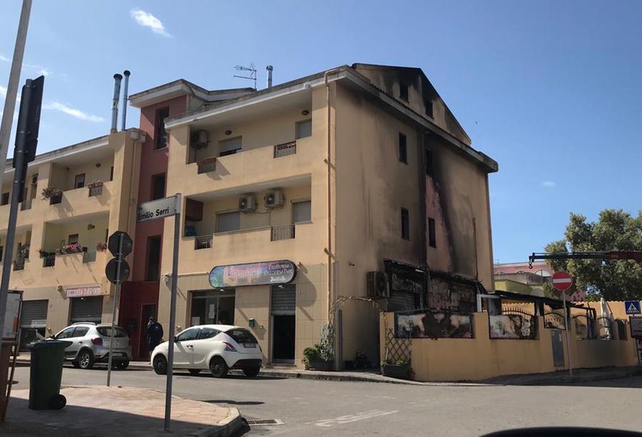 
	La pizzeria incendiata, i danni sono ingenti <em>(foto Mario Rosas)</em>

