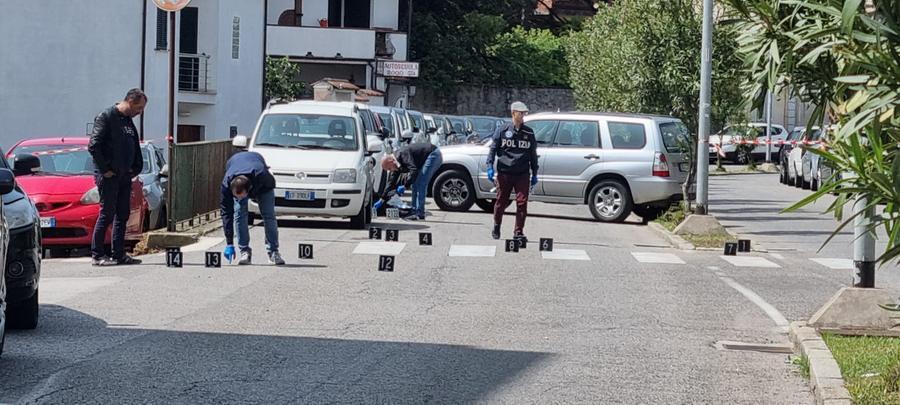 
	Gli agenti&nbsp; nel punto dove &egrave; cominciata la sparatoria, a 100 metri dal Comune&nbsp;&nbsp;<em>(foto Massimo Locci)</em>


