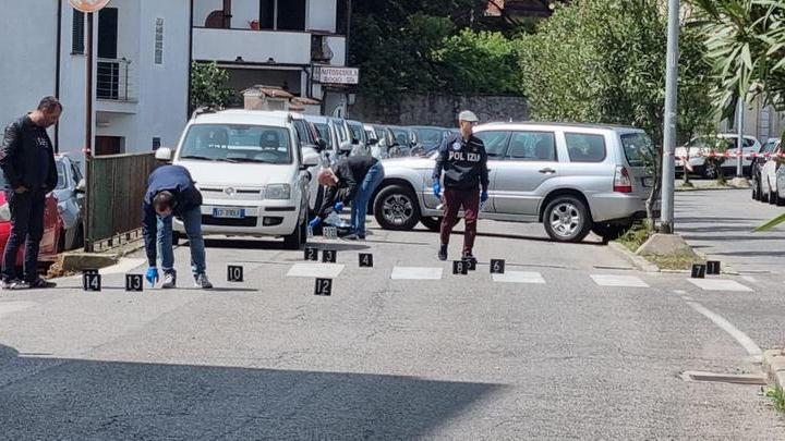 Gli agenti nel punto dove è cominciata la sparatoria, a 100 metri dal Comune <em>(foto Massimo Locci)</em>