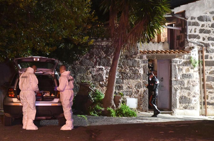 
	I carabinieri in via Regina Elena a Ghilarza davanti alla casa di&nbsp;Tonino Porcu

