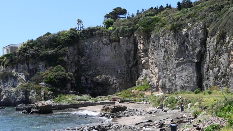 Orbetello, i falchetti nidificano e il celebre “Spacco” diventa inaccessibile