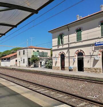 Rosignano, cammina lungo la ferrovia: treni fermi per un’ora e mezzo