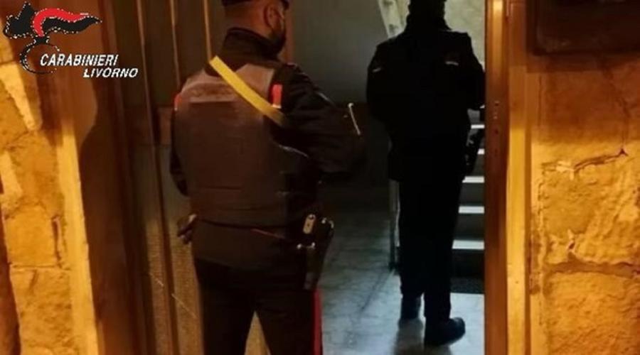 
	I carabinieri mentre entrano nell'appartamento

