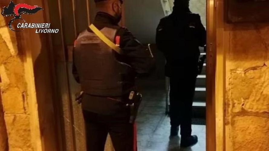I carabinieri mentre entrano nell'appartamento
