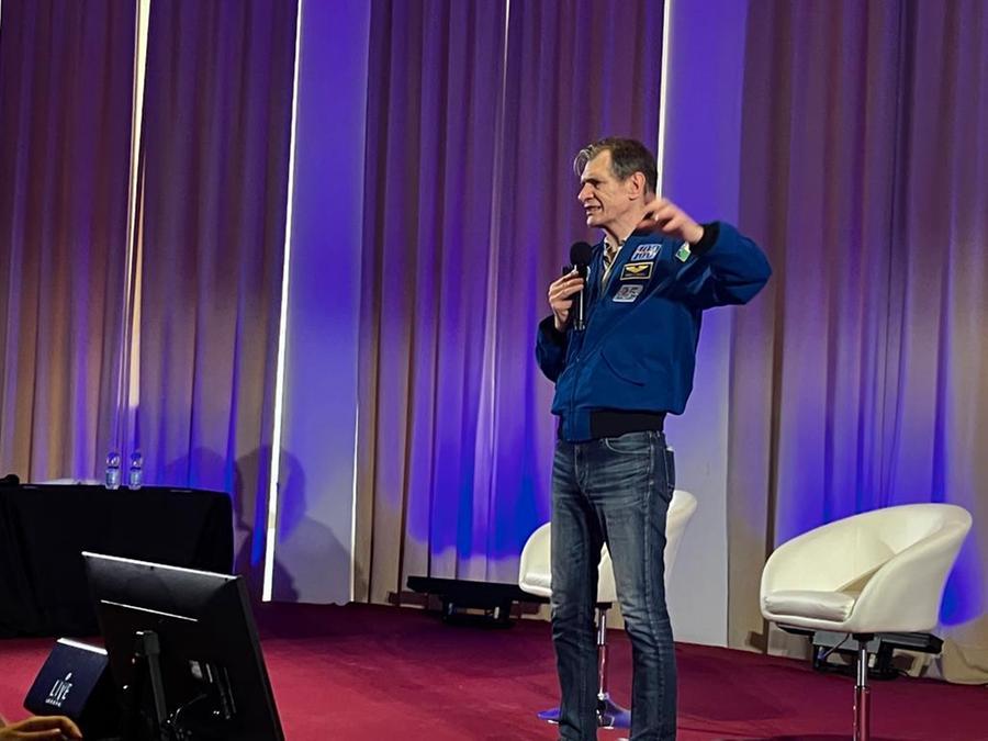 
	L'astronauta Paolo Nespoli sul palco del&nbsp;Festival dell'aerospazio di Olbia&nbsp;<em>(foto Vanna Sanna)</em>

