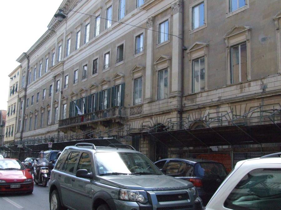 Livorno, anziano salvato in strada col defibrillatore dopo il malore: è grave