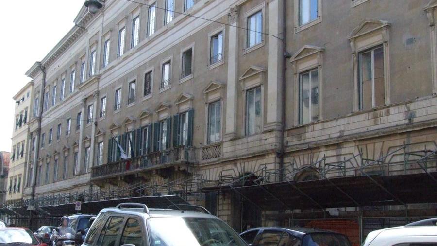 Livorno, anziano salvato in strada col defibrillatore dopo il malore: è grave