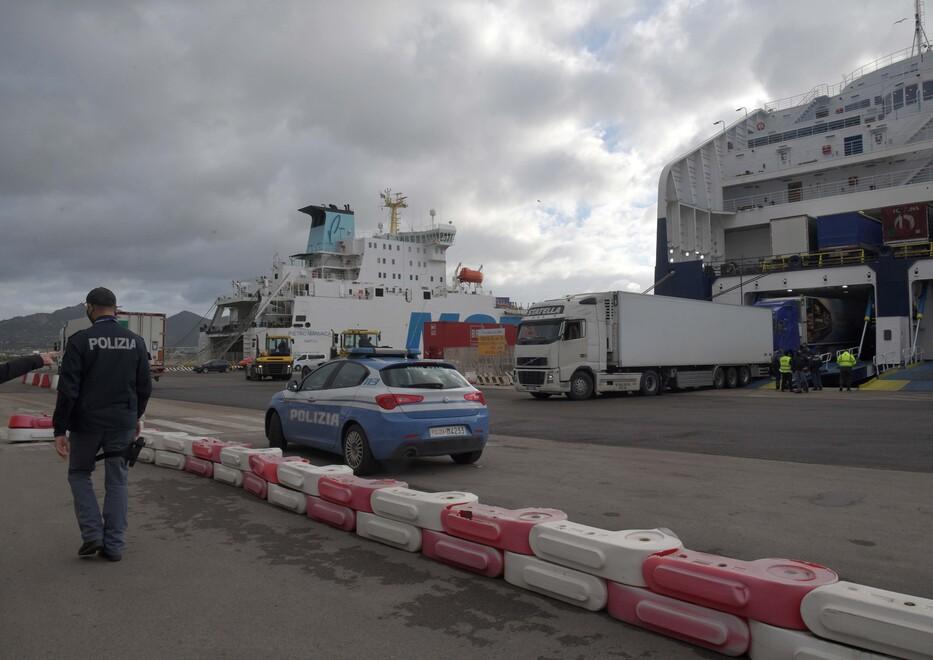 Olbia, tre ubriachi scatenati sul traghetto: bloccati e denunciati allo sbarco 
