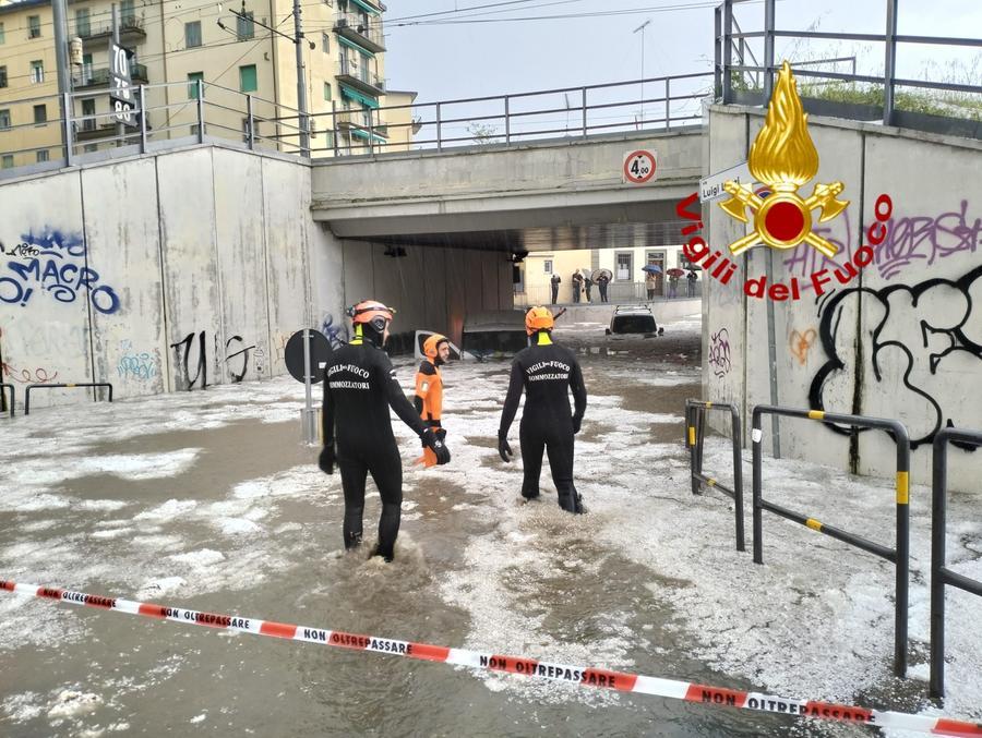 Super grandinata a Firenze: due furgoni sommersi nel sottopasso. Allagato il deposito dei bus – Video