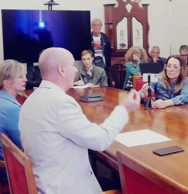 Livorno, il sindaco e il caos in aula con il comitato "No Cubone": «Pronto a querelare chi ha offeso» 