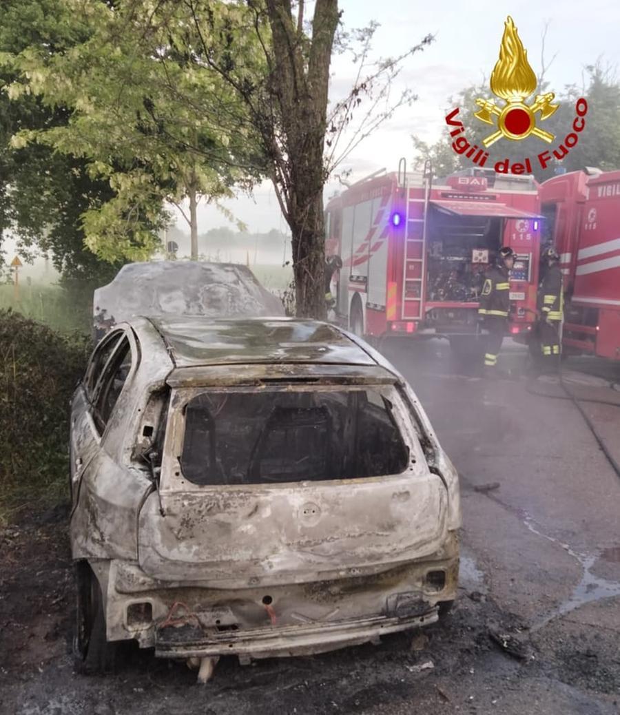 Banda messa in fuga dai cittadini, bruciata l’auto del colpo