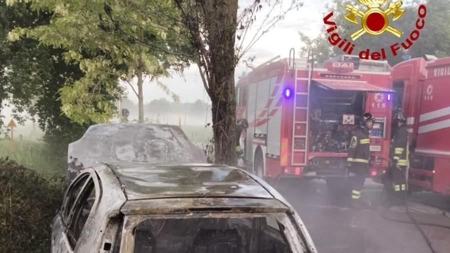 Banda messa in fuga dai cittadini, bruciata l’auto del colpo