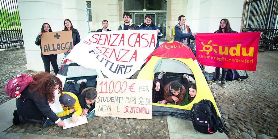 Gli studenti Unimore piantano le tende contro il caro affitti