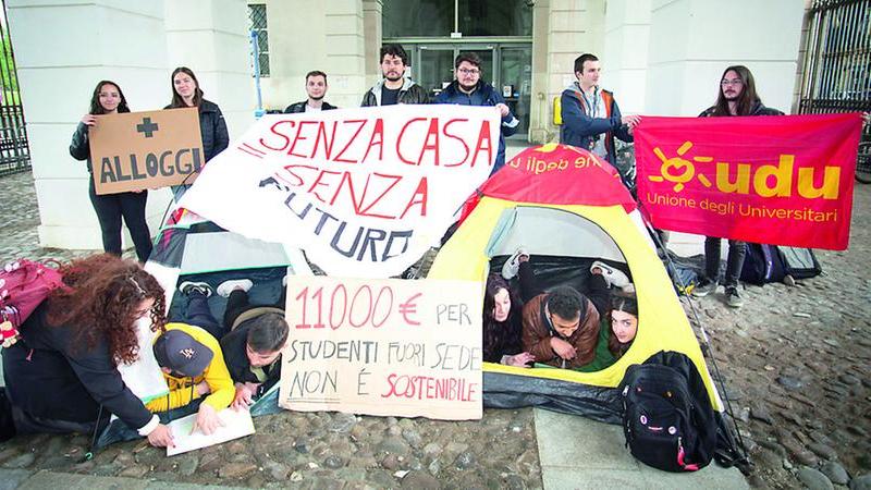 Gli studenti Unimore piantano le tende contro il caro affitti
