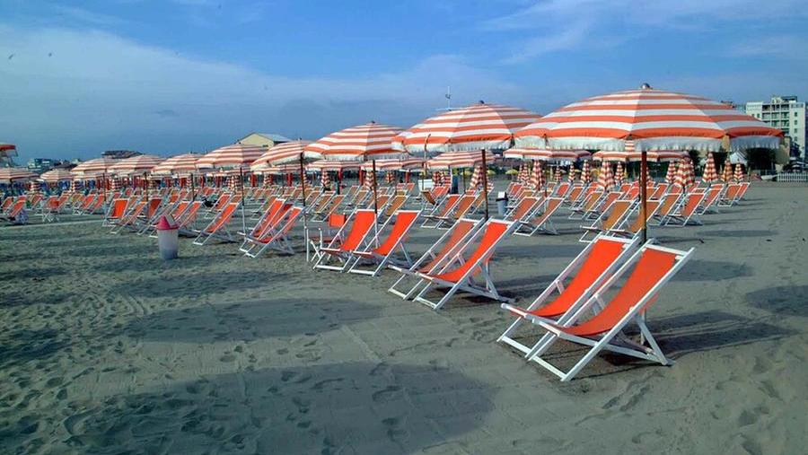 Gli stabilimenti balneari della Versilia stanno aprendo e attendono i clienti