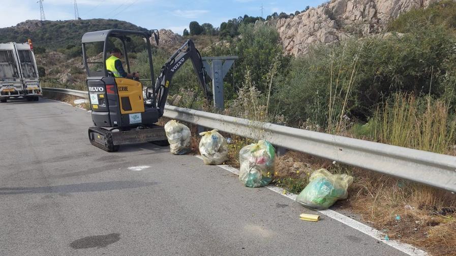 Cagliari, rifiuti abbandonati in zona industriale: guerra agli incivili