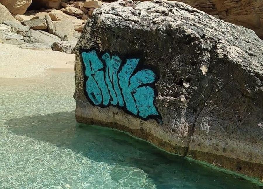 Cala Biriola, uno degli scogli imbrattato con lo spray