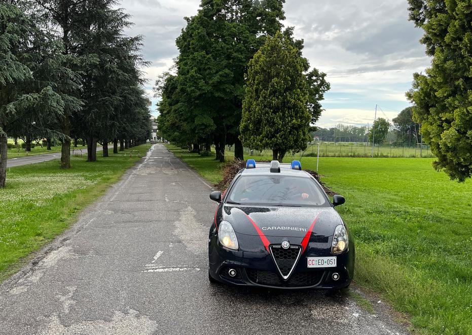 Ferrara, si arrampica su un grondaia e cade: gravissimo un giovane di 16 anni