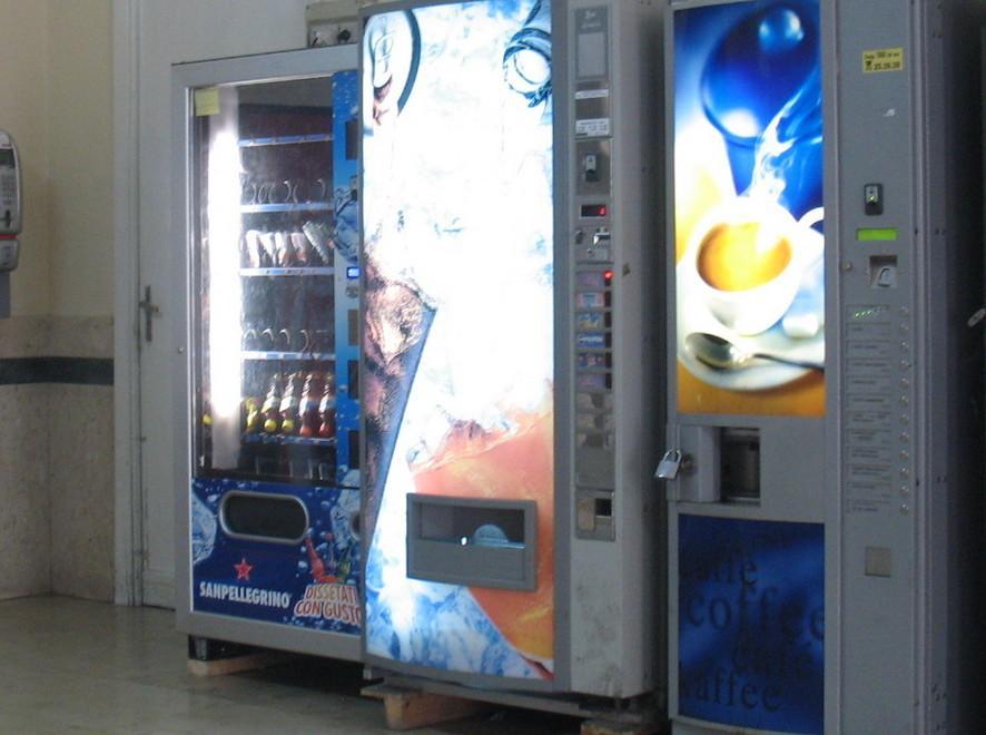 Distributori automatici nel Corso: è polemica 