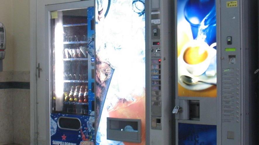 Distributori automatici nel Corso: è polemica
