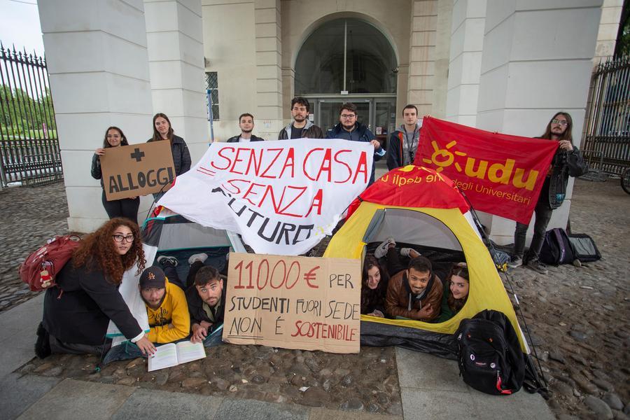 Università di Modena,  la protesta degli studenti universitari: accampati in tenda contro il caro affitti