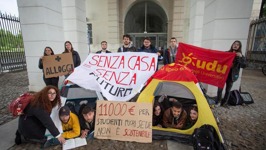 Università di Modena,  la protesta degli studenti universitari: accampati in tenda contro il caro affitti