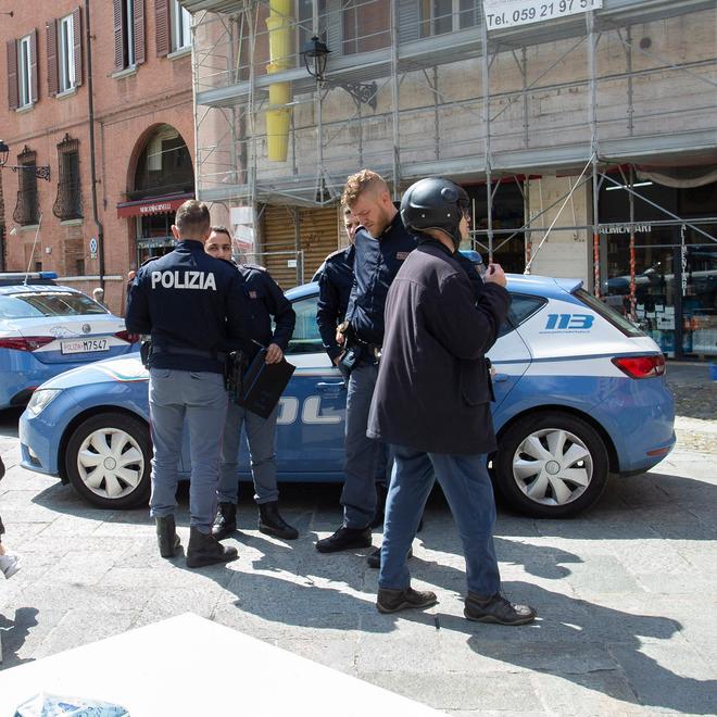 Modena «Continue minacce da quell’uomo» Tensione ai bagni pubblici 