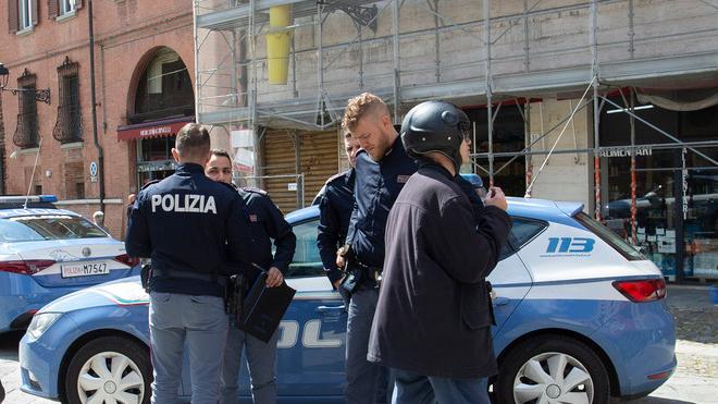 Modena «Continue minacce da quell’uomo» Tensione ai bagni pubblici 