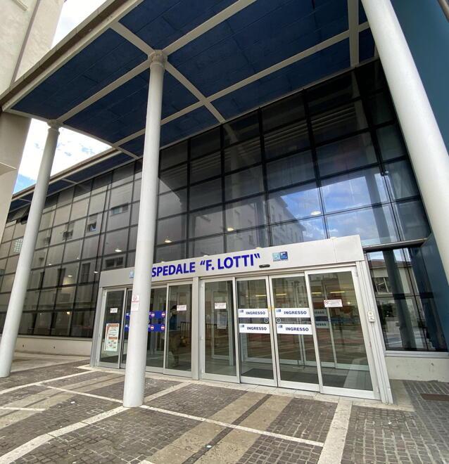 Neonato morto 24 ore dopo il parto a Pontedera: l’allarme, la corsa al Santa Chiara e la tragedia