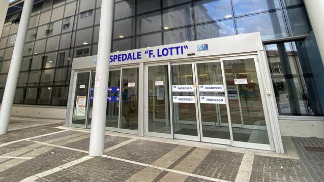 Neonato morto 24 ore dopo il parto a Pontedera: l’allarme, la corsa al Santa Chiara e la tragedia