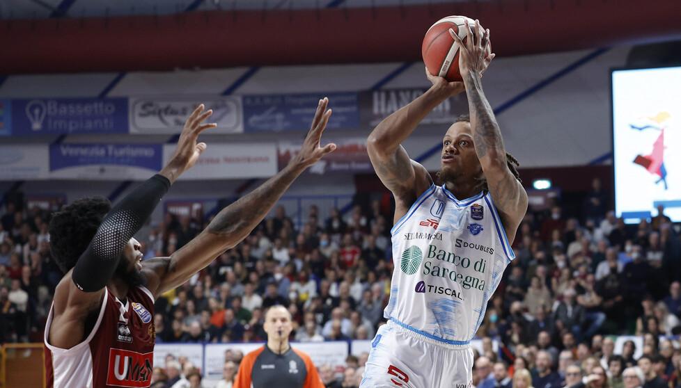 Jones al tiro contrastato da Parks