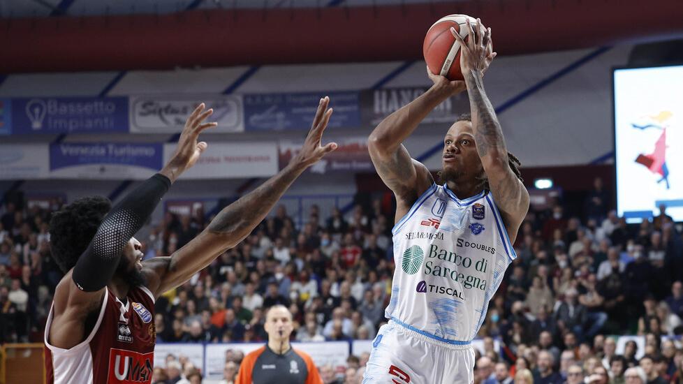 Jones al tiro contrastato da Parks