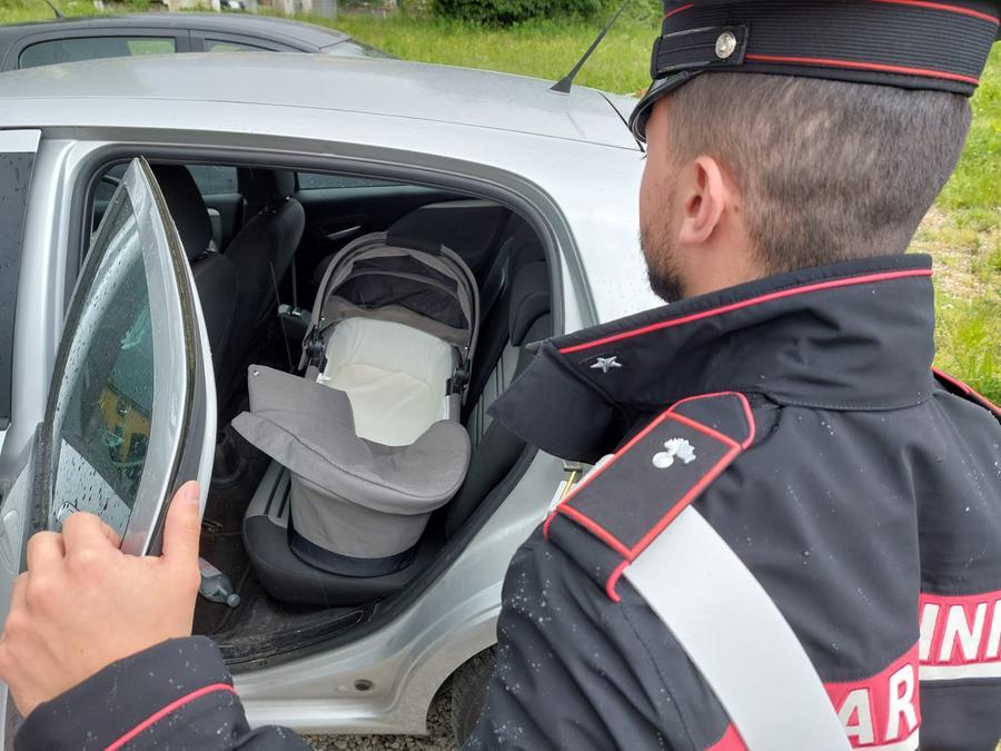 Lucca, lasciano la figlia di cinque mesi in auto: denunciati