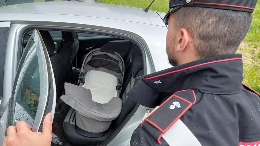 Lucca, lasciano la figlia di cinque mesi in auto: denunciati