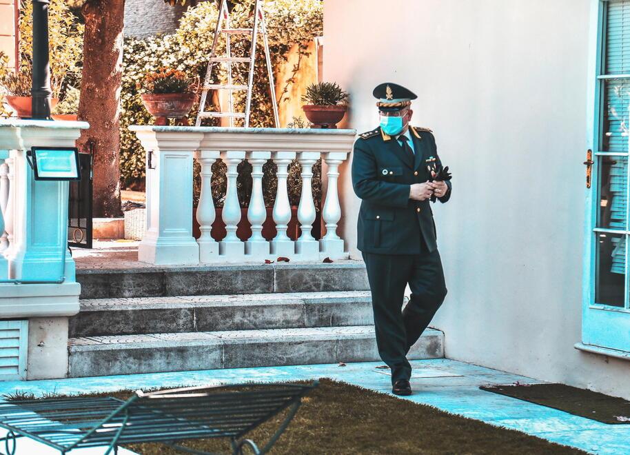 Un finanziere mentre esce da una villa durante il sequestro di tre anni fa (foto Dario Marzi/Archivio Tirreno)