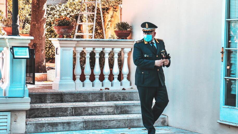 Un finanziere mentre esce da una villa durante il sequestro di tre anni fa (foto Dario Marzi/Archivio Tirreno)
