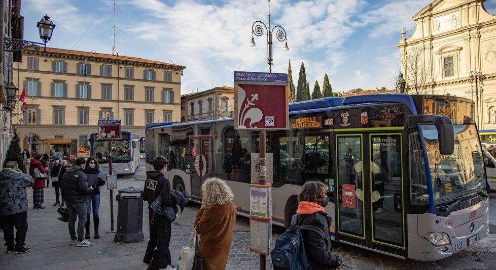 La fermata dei bus in piazza San Marco (foto d’archivio)