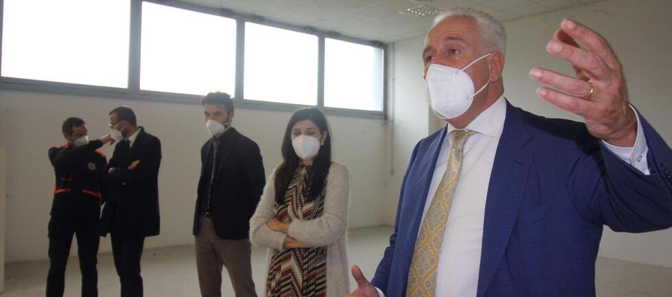 Il presidente Eugenio Giani insieme all’assessora regionale Monia Monni e al sindaco Matteo Biffoni nel novembre del 2020 all’interno dell’ex Creaf di via Galcianese