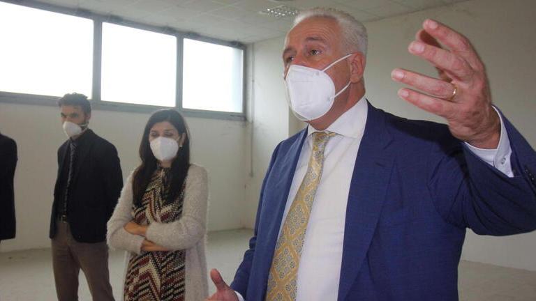 Il presidente Eugenio Giani insieme all’assessora regionale Monia Monni e al sindaco Matteo Biffoni nel novembre del 2020 all’interno dell’ex Creaf di via Galcianese