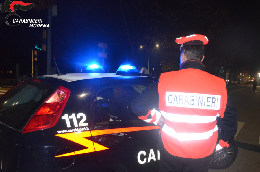 Castelfranco Rubano in un supermarket e spintonano un vigilante. I carabinieri li fermano